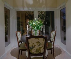Alderton breakfast nook